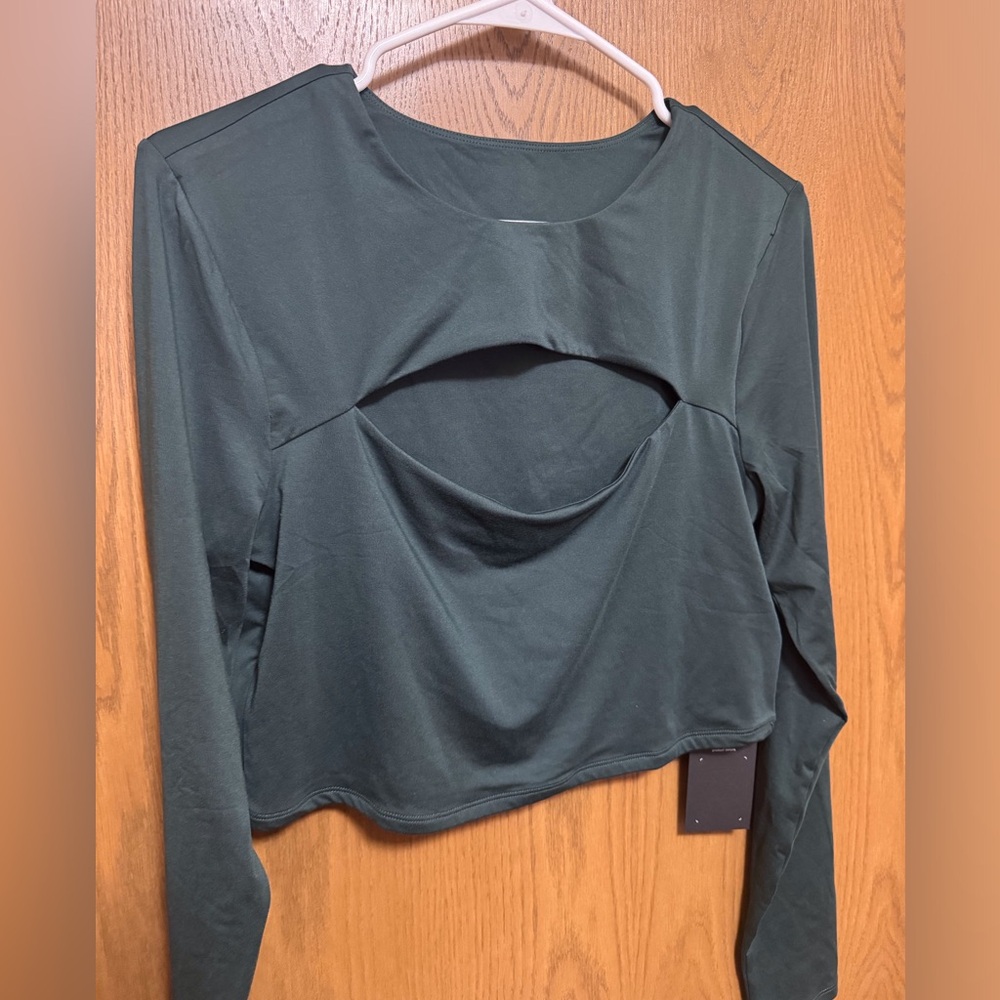 Fabletics Airlite Keyhole Top in Everpine - XL - Khloe Kardashian Collection - Picture 4 of 6